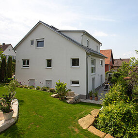 Modernes Einfamilienhaus mit gepflegtem Garten und Terrasse in ruhiger Wohngegend.