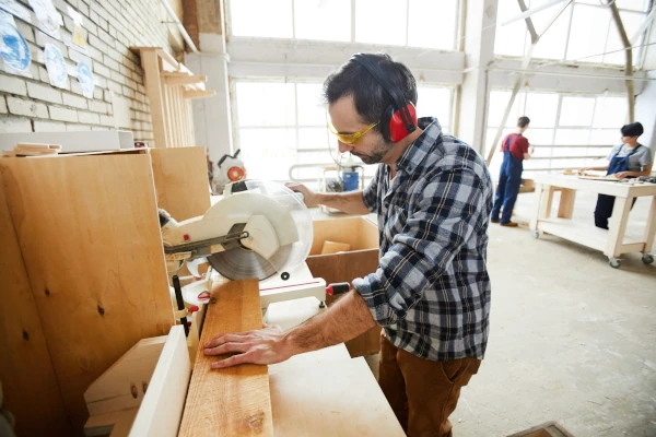 Dachdecker verlegt Sperrholzplatten bei Dachsanierung auf Flachdach
