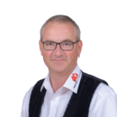 Porträt eines Mannes mit Brille im Hemd und schwarzer Weste, Businessfoto